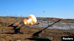 북한이 지난 2013년 4월 김정은 국무위원장이 참관한 가운데 서해안 해안포 사격훈련을 했다며 사진을 공개했다.