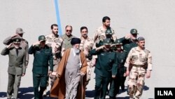 رهبر جمهوری اسلامی ایران در جمع فرماندهان نظامی. 