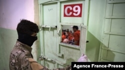 Pripadnik Sirijskih demokratskih snaga (SDF) stražari u zatvoru u kome se drže ljudi osumnjičeni da su bili pripadnici Islamske države, u gradu Hasakeh, 26. oktobra 2019.