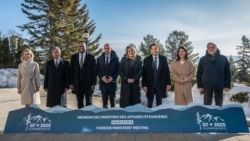 জি-৭ পররাষ্ট্রমন্ত্রীদের গ্রুপ ফটো সেশন। ছবিঃ জি-৭