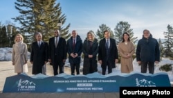 জি-৭ পররাষ্ট্রমন্ত্রীদের গ্রুপ ফটো সেশন। ছবিঃ জি-৭