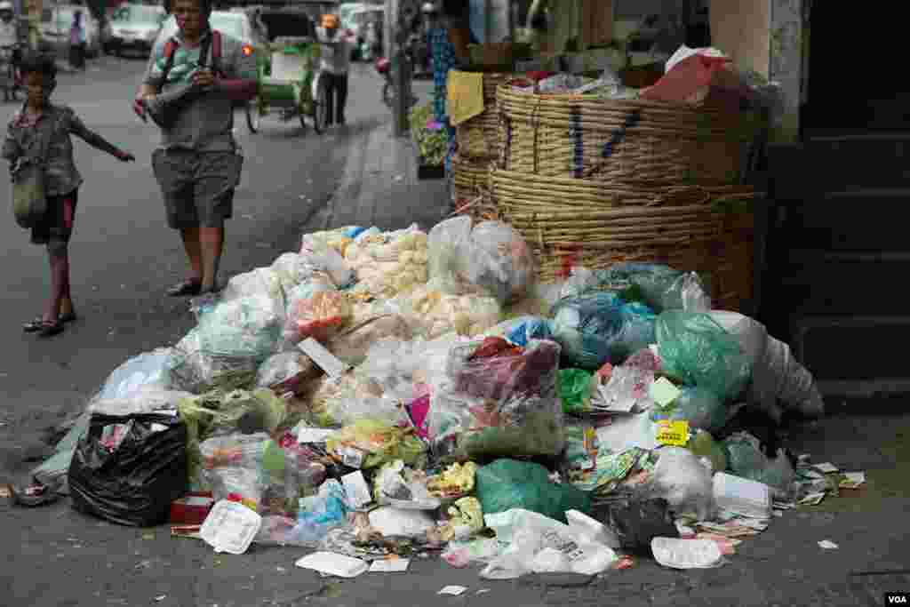សម្រាម​​ត្រូវ​បាន​គរ​គ្នា​ជាច្រើន​នៅ​ក្នុង​រាជធានី​ភ្នំពេញ​មួយ​ថ្ងៃ​បន្ទាប់​ពី​បុគ្គលិក​​ក្រុម​ហ៊ុន​ស៊ីនទ្រី​មិន​មក​ប្រមូល​​ក្នុង​បាតុកម្ម​ទាមទារ​តម្លើង​ប្រាក់​បៀវត្ស​កាលពី​ថ្ងៃទី​២៦ ខែធ្នូ ឆ្នាំ២០១៨​ ប្រទេស​កម្ពុជា។(ទុំ ម្លិះ/VOA)