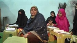 Pakistan Street Schools Open to Poor Kids and Parents