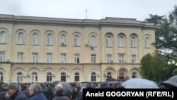 Участники протестов оппозиции у здания "президентской" администрации в Сухуми, Абхазия. 10 января 2020 г.