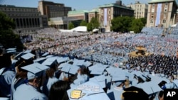 Para mahasiswa yang lulus dari Univeristas Columbia berkumpul pada acara wisuda di kampus mereka di New York, pada 17 Mei 2017. (Foto: AP/Seth Wenig)