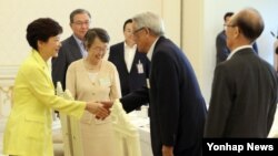 박근혜 한국 대통령(왼쪽)이 27일 청와대에서 열린 국가안보자문단과의 오찬에서 참석자들과 악수하고 있다.