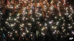 ក្រុមបាតុករ​ដែល​គាំទ្រ​លិទ្ធិ​​ប្រជាធិបតេយ្យ បាន​បញ្ចាំង​ពន្លឺ​ទូរស័ព្ទ​ចល័ត​របស់​ពួកគេ​ក្នុង​ពេល​ធ្វើ​បាតុកម្ម​ប្រឆាំង​រដ្ឋាភិបាល​នៅ​ជិត​វិមាន​ជ័យជម្នះ​នៅ​ទីក្រុង​បាងកក ប្រទេសថៃ កាលពី​ថ្ងៃទី១៨ ខែតុលា ឆ្នាំ២០២០។