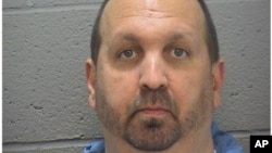 Craig Stephen Hicks, 46, saat ditangkap sebagai tersangka, 11 Februari 2015.