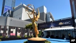 Une statue d'Emmy devant le Microsoft Theater de Los Angeles, le 17 septembre 2018.