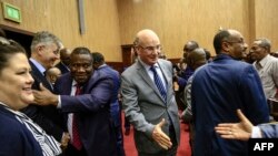 Jean-Pierre Lacroix, deuxième à gauche, de l’ONU, et Smaïl Chergui, de l'Union africaine, accueillent les délégués pour les pourparlers inter-centrafricains, Khartoum, le 24 janvier 2019.
