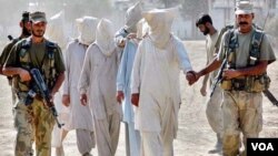 Tentara Pakistan menangkap para anggota militan.