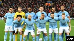 Para pemain Manchester City berpose untuk foto keluarga sebelum pertandingan sepak bola perempat final leg pertama Liga Champions antara Liverpool dan Manchester City, di stadion Anfield di Liverpool, 4 April 2018. (Foto: AFP/Paul Ellis)