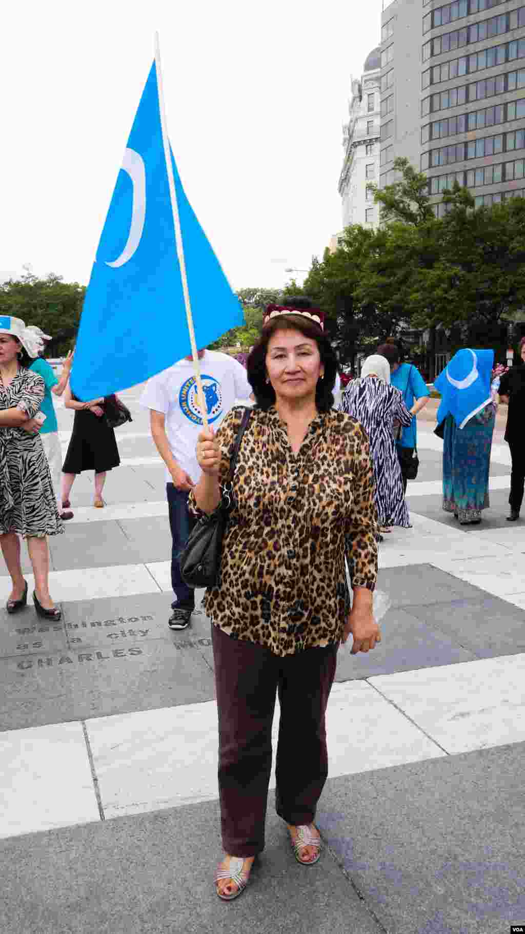 Vashingtonda Uyg&#39;ur madaniy festivali. Tadbirdan so&#39;ng jamoa Xitoy elchixonasi qarshisida norozilik namoyishi o&#39;tkazdi, Vashington, 3-avgust, 2014-yil. Odil Ruzaliev surati