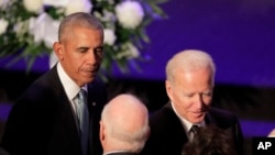 바락 오바마 전 미국 대통령과 조 바이든 전 부통령이 지난해 10월 메릴랜드 볼티모어에서 열린 일라이자 커밍스 하원의원 장례식에 나란히 참석했다.