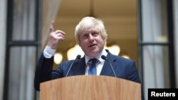 Menteri Luar Negeri Inggris yang baru, Boris Johnson, berbicara kepada para staf di Kementerian Luar Negeri di London (14/7). (Reuters/Andrew Matthews)