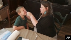 Testiranje dece za istraživanje o koronavirusu, ilustracija (Foto: AP/Mark Humphrey)