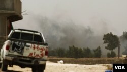 Asap mengepul dari dekat posisi pemberontak Libya di Zlitan, di pinggiran Misrata sebelah berat.