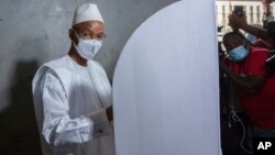 Pemimpin oposisis Cellou Dalein Diallo memberikan suara di sebuah TPS di Conakry, dalam pemilu Guinea 18 Oktober 2020 lalu.