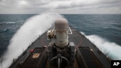 រូបឯកសារ៖ នៅក្នុង​រូបថត​ដែល​ផ្តល់​ឲ្យ​ដោយ​កងទ័ព​ជើងទឹក​សហរដ្ឋ​អាមេរិក​នេះ បង្ហាញ​ពី​នាវា​ពិឃាដ​អាមេរិក​ដែល​បំពាក់​ដោយ​មីស៊ីល​បញ្ជា​ USS John S. McCain កំពុង​ធ្វើប្រតិបត្តិការ​នៅ​ឯច្រកសមុទ្រ​តៃវ៉ាន់ កាលពី​ថ្ងៃទី៣០ ខែធ្នូ ឆ្នាំ២០២០។