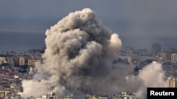 ภาพควันกลุ่มใหญ่ลอยขึ้นเหนือท้องฟ้าของบริเวนชานกรุงด้านใต้ของเบรุต หลังอิสราเอลทำการโจมตีทางอากาศเข้่าใส่ 