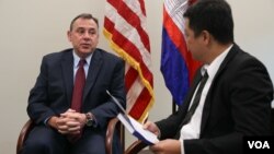 William A. Heidt, US ambassador to Cambodia, sits down for an interview with VOA Khmer reporter Neou Vannarin at the U.S. Embassy in Phnom Penh, Cambodia, on February 10, 2016. (Nov Povleakhena/VOA Khmer)