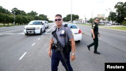 Polisi memblokade lokasi penembakan terhadap enam orang polisi di kota Baton Rouge, Louisiana, Minggu pagi (17/7). 