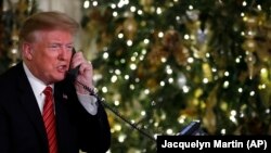 Presiden Donald Trump berbicara melalui telepon berbagi informasi terbaru dalam acara melacak Sinterklas yang diadakan oleh Komando Pertahanan Udara Amerika Utara (NORAD) pada malam Natal, Senin, 24 Desember 2018.