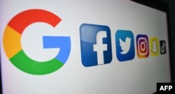 Logo perusahaan teknologi dan layanan Internet multinasional Amerika, dari kiri : Google, media sosial online Amerika dan layanan jejaring sosial, Facebook, Twitter. (Foto: AFP)