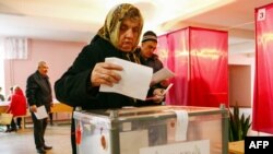 Warga memberikan suaranya di TPS di Donetsk, daerah yang dikuasai pemberontak di Ukraina Timur, 11 November 2018.