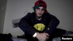 លោក Robert (Bob) E. Crimo III អាយុ ​២២​ ឆ្នាំ​ ត្រូវ បាន​ប៉ូលិស​​ចាប់​ខ្លួន​​ក្រោយ​ការ​បាញ់​ប្រហារ​នៅ​ក្រុង Highland Park ដែល​ស្ថិត​នៅ​ជាយក្រុង Chicago រដ្ឋ Illinois សហរដ្ឋ​អាមេរិក។ (Robert Crimo/via REUTERS)