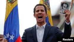 후안 과이도 베네수엘라 국회의장이 23일 카라카스에서 열린 반정부시위에서 연설하고 있다.