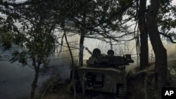 乌军在顿涅茨克州巴赫穆特附近用自行火炮系统轰击俄军前线阵地。(2023年9月1日)