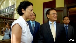 លោកស្រី អេវ៉ា ង្វៀន ប៊ិញ (Eva Nguyen Binh) ឯកអគ្គរដ្ឋទូត​បារាំង​ប្រចាំ​នៅ​កម្ពុជា ជួប​ជាមួយ​លោក កឹម សុខា ប្រធាន​គណបក្ស​សង្គ្រោះ​ជាតិ​ដែល​ត្រូវ​រំលាយ​ កាល​ពី​ព្រឹក​ថ្ងៃ​ទី​១១​ ខែ​វិច្ឆិកា ឆ្នាំ​២០១៩ នៅ​គេហដ្ឋាន​របស់​លោក​ក្នុង​រាជធានី​ភ្នំពេញ។ (ទុំ ម្លិះ/VOA)