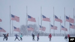 ภาพจากกรุงวอชิงตันวันที่ 6 ม.ค. 2025 ซึ่งธงสหรัฐฯ ถูกลดลงครึ่งเสาเพื่อเเสดงความอาลัยต่อการถึงเเก่อสัญกรรมของอดีตประธานาธิบดีจิมมี คาร์เตอร์ 