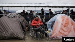 Para migran di kamp Idomeni, Yunani, dekat perbatasan Makedonia (foto: dok). 