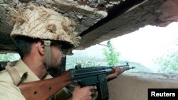 Seorang tentara Pakistan siaga di perbatasan dengan India di wilayah Kashmir-Pakistan. 