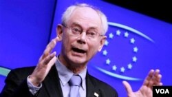 Presiden Uni Eropa Herman van Rompuy berbicara pada konferensi pers di KTT Uni Eropa di Brussels, Jumat (25/3).