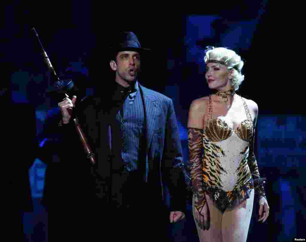 Para pendukung &quot;Bullets Over Broadway&quot; tampil di acara tahunan untuk insan teater Amerika &quot;Tony Awards&quot; di Radio City Music Hall, New York (8/6).