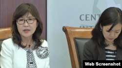 미국 워싱턴을 방문한 이나다 도모미 일본 방위상(왼쪽)이 15일 전략국제문제연구소(CSIS)에서 열린 간담회에서 북한의 위협에 대한 질문에 답하고 있다. CSIS 웹캐스트 캡쳐 화면.