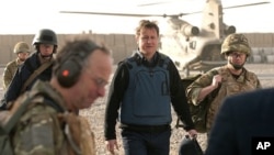 PM Inggris David Cameron (tengah) saat mengunjungi pangkalan Lashkar Gas, tempat tentara Inggris yang bertugas di Afghanistan (foto: dok). Lima marinir Inggris akan diadili atas tuduhan kejahatan di Afghanistan.