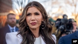 Foto Achiv: Sekrete Sekirite Nasyonal Kristi Noem pale ak jounalis nan Lamezonblanch, 29 Janvye 2025. 