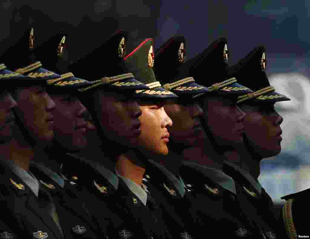 Para anggota pasukan kehormatan China mempersiapkan diri bagi upacara penyambutan terhadap Presiden Vietnam Truong Tan Sang di luar Balai Agung Rakyat di Beijing, China.