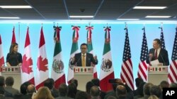 La ministre canadienne des Affaires étrangères Chrystia Freeland, à gauche, le secrétaire mexicain à l’économie Ildefonso Guajardo Villarreal, au centre, et le représentant américain au commerce Robert Lighthizer, lors d’une conférence de presse à Mexico le 5 mars 2018.