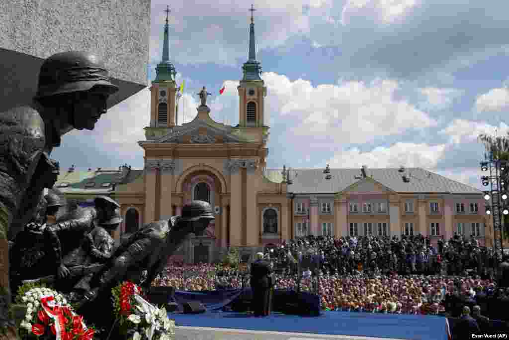 美国总统川普在波兰华沙的克拉辛斯基广场发表演讲（2017年7月6日）。川普表示，美国正与波兰合作应对俄罗斯破坏稳定的行为。川普还说，美国致力于确保东欧和中欧的和平与安全。川普曾批评一些北约成员的军费不够，他再次呼吁成员国承担自己的义务。波兰履行了义务。美国在波兰驻扎3000多名军人，这是北约抵御俄罗斯侵犯乌克兰的手段之一。 &nbsp;