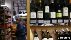 درحالی که بسیاری از مردم دنیا با شنیدن نام شیراز به یاد گونه‌ای از شراب می‌افتند که خرید و نوشیدن آن رایج است؛ در شهر شیراز شهروندان با خطر مرگ بر اثر استفاده از مشروب الکی غیراستاندارد مواجه هستند.