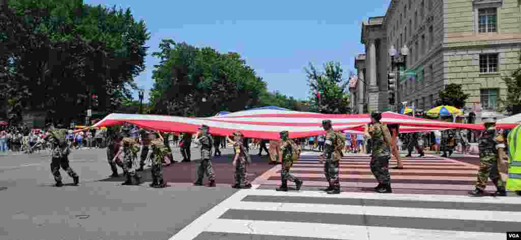 华盛顿独立日庆祝游行街头即景。(2025年7月4日)