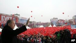 ប្រធានាធិបតី​តួកគី Recep Tayyip Erdogan ថ្លែង​ទៅ​កាន់​អ្នក​គាំទ្រ​នៅ​ទីក្រុង​អ៊ីស្តង់ប៊ុល​ កាល​ពី​ថ្ងៃទី​១១ ខែ​មីនា។ រដ្ឋាភិបាល​ហូឡង់​ កាល​ពី​ថ្ងៃ​សៅរ៍​បាន​ដក​ការ​អនុញ្ញាត​ឲ្យ​រដ្ឋ​មន្ត្រី​ក្រសួង​ការ​បរទេស​តួក​គី ចុះ​ចត​ក្នុងប្រទេស​ហូឡង់។ 