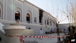 Sebuah rumah yang terkena serangan bom di Kandahar, Afghanistan, 11 Januari 2017. (AP Photos/Allauddin Khan)