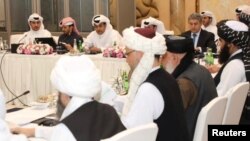 AQSh, Tolibon va Qatar vakillari ishtirokidagi uchrashuvlardan biri. Qatar Tashqi ishlar vazirligi tarqatgan surat. 