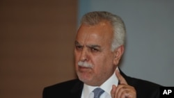 벨기에 브뤼셀에서 유럽연합 정상회의가 열린 첫 날, 긴축정책에 반대하는 시위대가 현수막을 들고 항의하고 있다. 